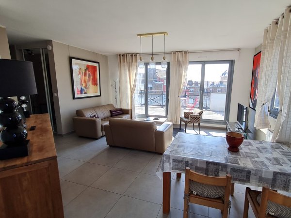 Piso amueblado con 2 dormitorios + gran terraza equipada de 33 m² + parking en subsuelo + sótano en alquiler Valenciennes